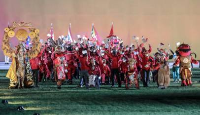 Ket Foto: Kadisdik Jabar selaku Chef de Mission Jabar, Dedi Supandi dan Atalia Praratya menghadiri penutupan ASEAN Para Games XI/2022 di Stadion Manahan, Kota Surakarta, Jawa Tengah, Sabtu (06/08/2022).