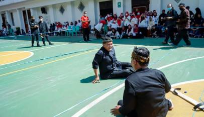 Kadisdik Jabar, Dedi Supandi ikut memeriahkan lomba 17 Agustus di SMKN 15 Bandung, Kota Bandung, Kamis (18/08/2022).