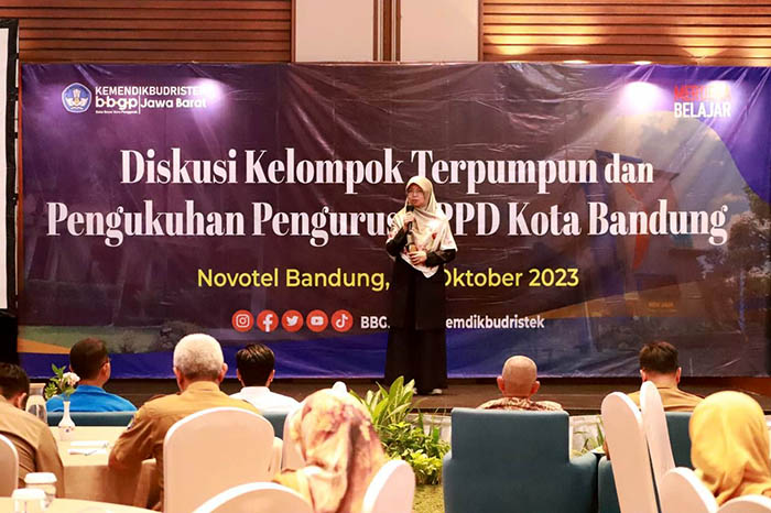Anggota Komisi D DPRD Kota Bandung, Hj. Salmiah Rambe, S.Pd.I, M.Sos., menghadiri acara Diskusi Kelompok Terpumpun dan Pengukuhan Pengurus KPPD Kota Bandung, di Novotel Bandung, Senin (9/10/2023). Dani/Humpro DPRD Kota Bandung.