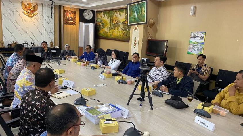Komisi D DPRD Kota Bandung melakukan rapat kerja perdana membahas pemindahan SDN 026 Bojongloa, Bojongloa Kidul, Kota Bandung, di Ruang Rapat Komisi D DPRD Kota Bandung, Jumat 27 September 2024. Indra/Humpro DPRD Kota Bandung