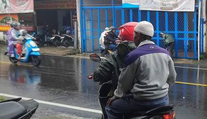 Pengendara sepeda motor melanjutkan perjalanan setelah hujan reda di jalur Pacira Bandung