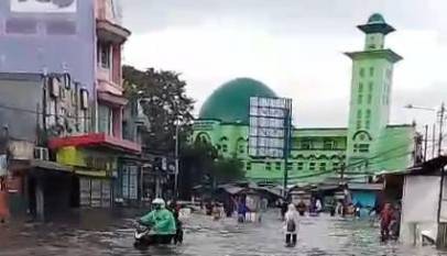 Genangan air setinggi lutut di sekitar Masjid Ash-Shofia Dayeuhkolot akibat hujan