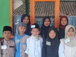 Peserta SDN Cijeruk didampingi guru saat mengikuti lomba adzan di Pentas PAI Ciwidey Kabupaten Bandung.
