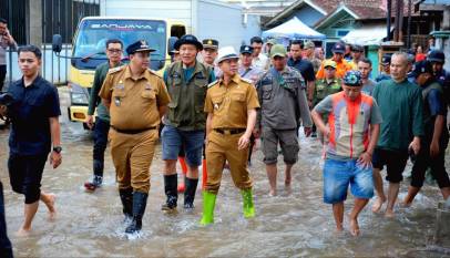 Bupati Bandung Dadang Supriatna saat meninjau banjir dan kerusakan rumah warga akibat angin kencang di salah satu wilayah Kabupaten Bandung.