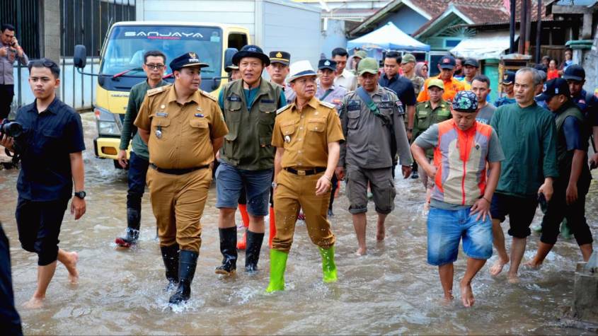 Bupati Bandung Dadang Supriatna saat meninjau banjir dan kerusakan rumah warga akibat angin kencang di salah satu wilayah Kabupaten Bandung.