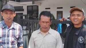 Tiga warga Desa Margaasih berada di luar aula usai mengikuti pemungutan suara PAW Kepala Desa