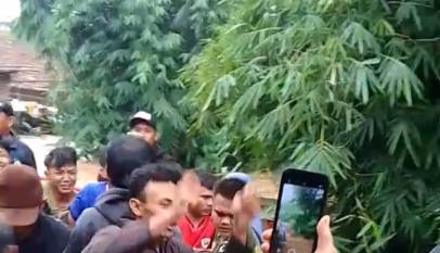 Evakuasi korban banjir oleh warga di Banjaran Kabupaten Bandung