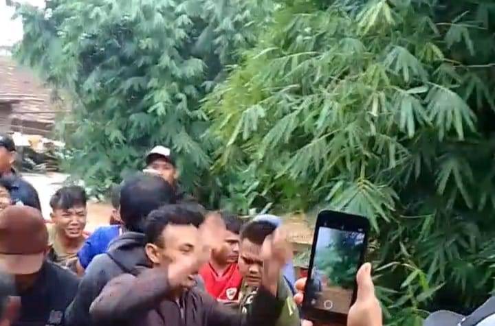 Evakuasi korban banjir oleh warga di Banjaran Kabupaten Bandung