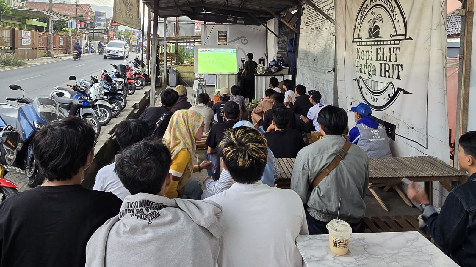 Suasana nobar Persib vs Persija di Kecamatan Pasirjambu.